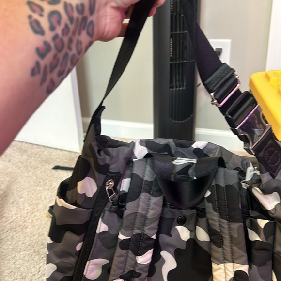 Shorty Love- Camo Large Backpack - Picture 5 of 10